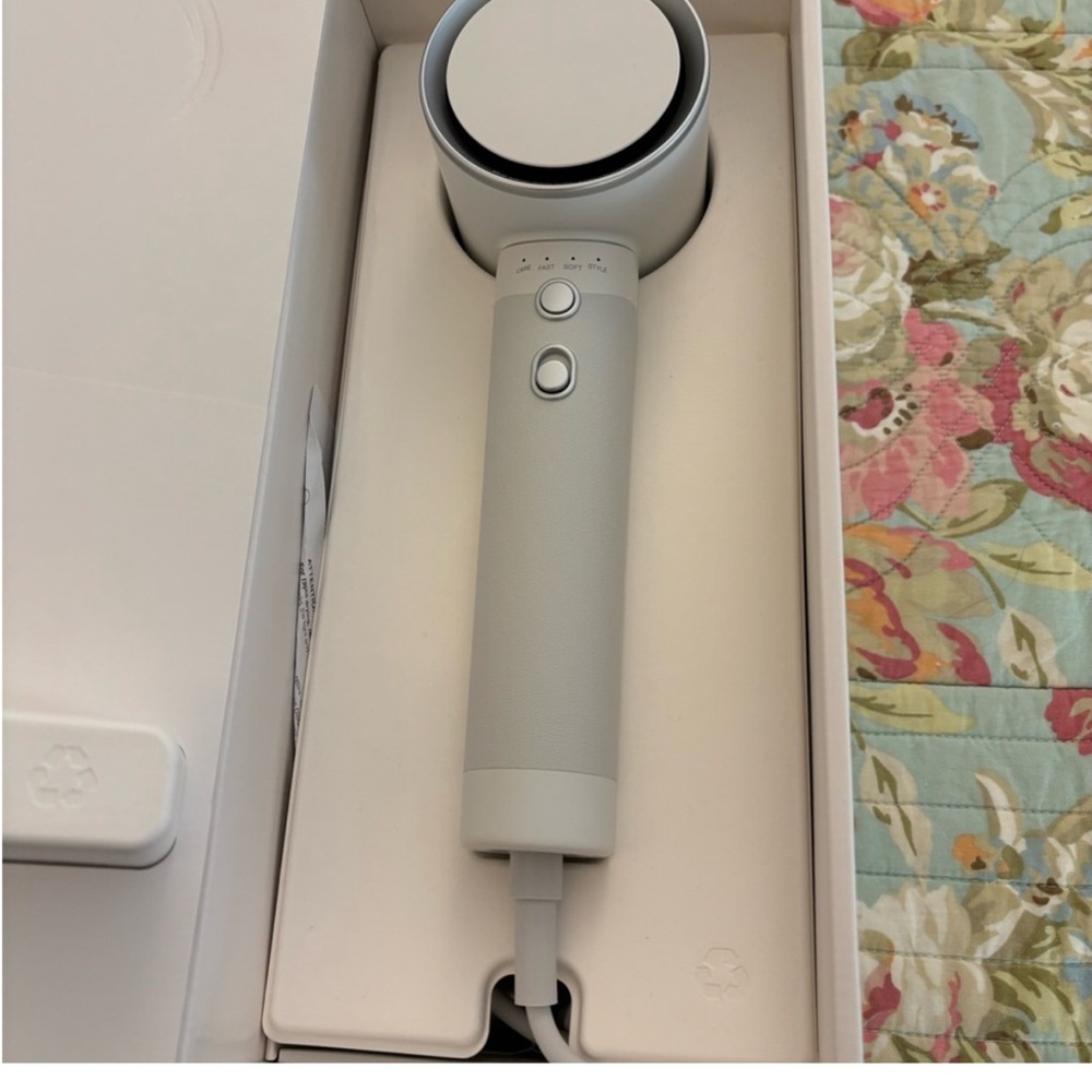 Zuvi Halo hair dryer with diffuser